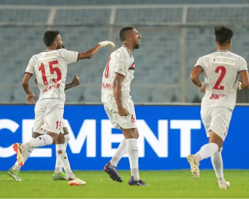 mohun bagan vs northeast united fc: Mohun Bagan defeated NorthEast United FC 3-2 at Salt Lake Stadium